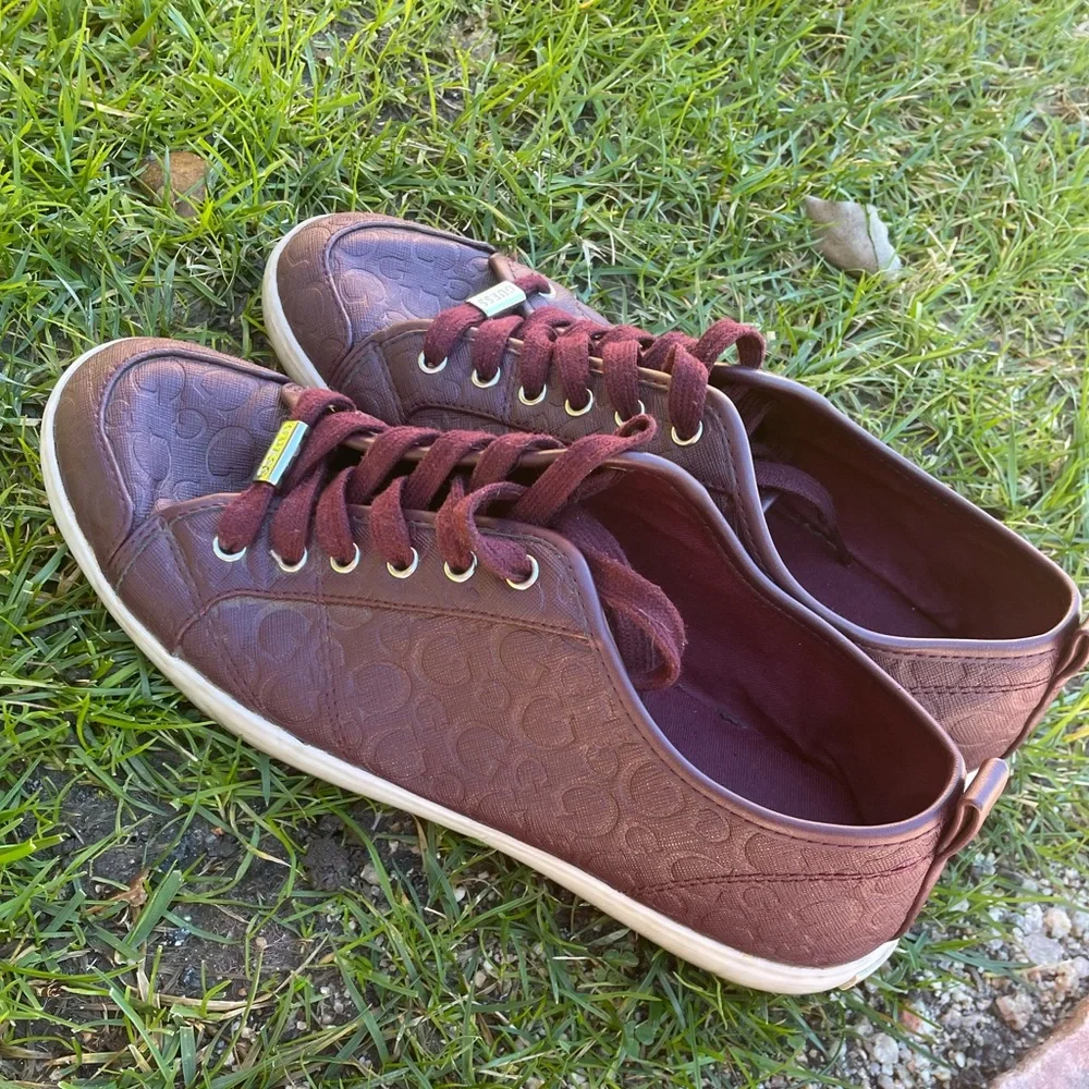Guess Men burgundy sneakers - size 10 - Picture 4 of 10
